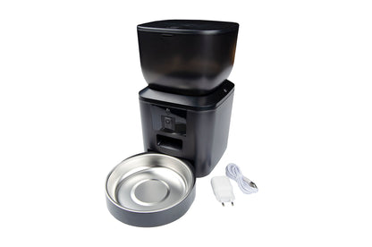 Dispenser automatico nero per cibo animali con ciotola in acciaio inox e cavo di alimentazione bianco