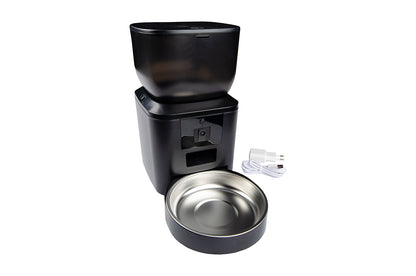 Smart pet feeder nero con ciotola in acciaio inox e cavo di alimentazione per automazione casa