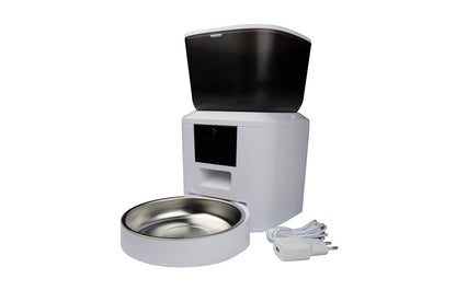 Dispenser automatico smart bianco per cibo animali con ciotola inox e caricatore su sfondo bianco